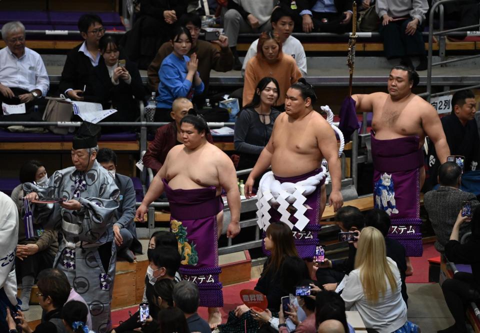 　土俵入りに向かう（左２人目から）露払いの宇良、豊昇龍、太刀持ちの霧島