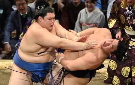 横綱大の里が無傷６連勝で単独トップ！平戸海を一気の押し倒しで圧倒　藤ノ川敗れ、全勝ただ１人に　豊昇龍が痛恨２敗目、若元春の変化に屈する