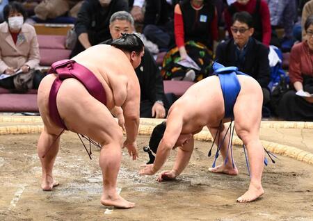 　御嶽海（左）ははたき込みで藤ノ川を破る