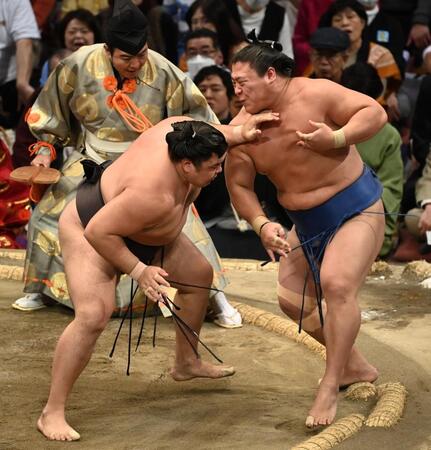 　霧島（左）が押し出しで若隆景を破る
