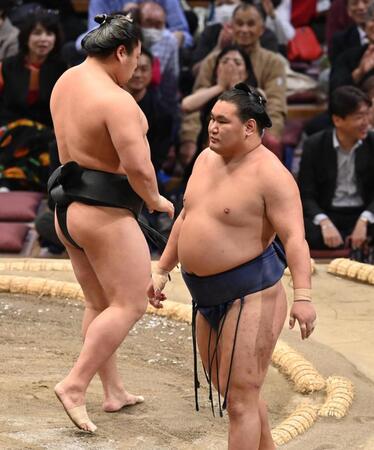 　豊昇龍（右）ははたき込みで若元春に敗れる