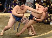 　大の里（左）が押し倒しで平戸海を下す