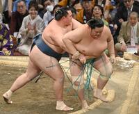 　玉鷲（左）が送り出しで琴桜を破る