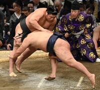 　豊昇龍（左）がはたき込みで若元春を下す
