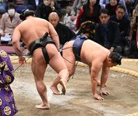 　豊昇龍（右）ははたき込みで若元春に敗れる