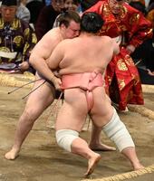 　安青錦（左）が寄り切りで宇良を下す