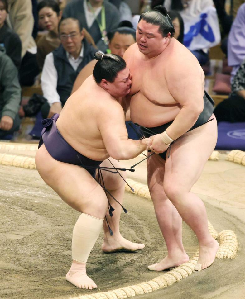 　寄り切りで正代（右）を破る義ノ富士（撮影・坂部計介）