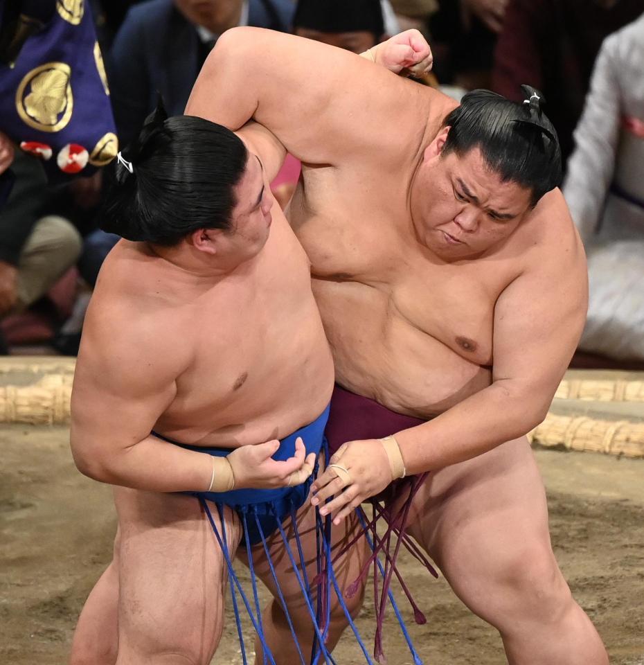 　御嶽海（右）激しく攻め、はたき込みで藤ノ川を破る