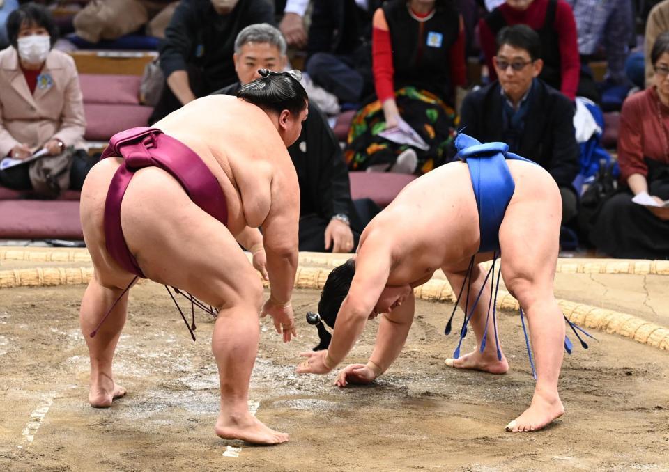 　御嶽海（左）ははたき込みで藤ノ川を破る