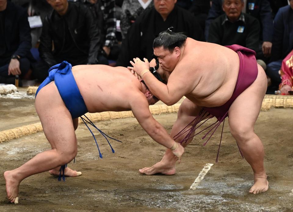 　御嶽海（右）がはたき込みで藤ノ川を破る