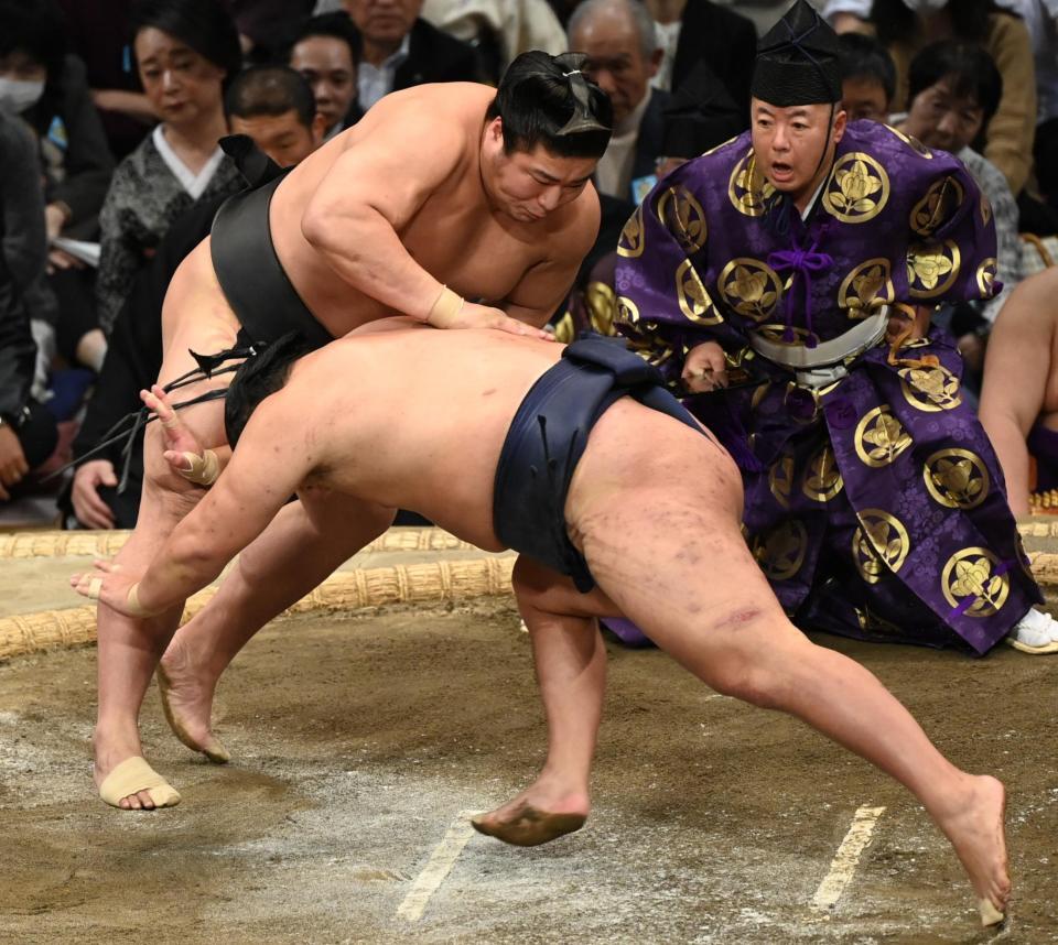 　豊昇龍（左）がはたき込みで若元春を下す