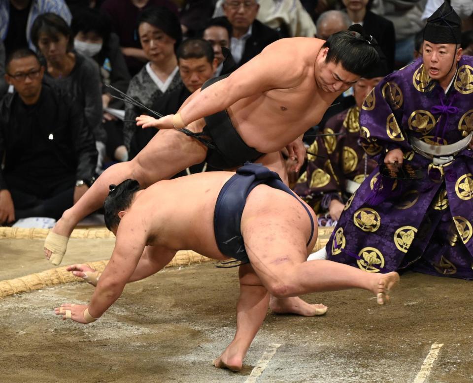 　豊昇龍（上）がはたき込みで若元春を下す