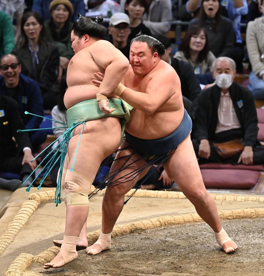 　玉鷲（右）は送り出しで琴桜を破る