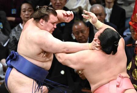 　安青錦（左）が厳しく攻め、寄り切りで宇良を下す