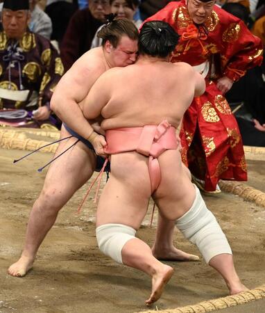 　安青錦（左）が寄り切りで宇良を下す
