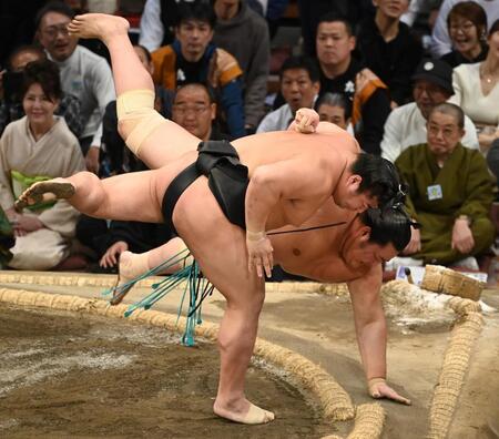 　若元春（左）が上手投げで琴桜を破る