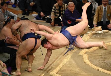 　安青錦（右）が寄り切りで高安を下す