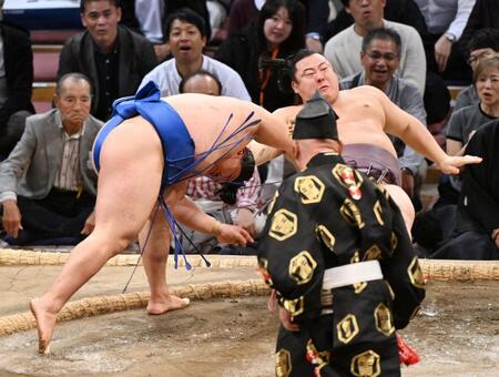 　藤ノ川（左）は押し倒しで翔猿を破る