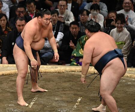 　取り組みの途中でにらみ合う豊昇龍（左）と玉鷲