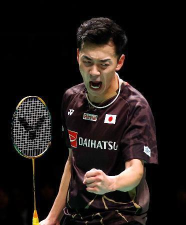 　男子シングルス準決勝　ポイントを奪いガッツポーズする西本拳太＝熊本県立総合体育館