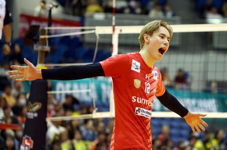 　試合に勝利し喜ぶサントリー・高橋藍（撮影・山口登）