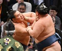 　攻め合う豊昇龍（左）と玉鷲