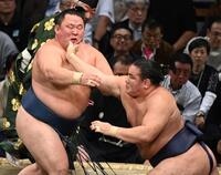 　豊昇龍（右）が厳しく攻め、寄り切りで玉鷲を破る