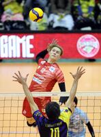 　第２セット、スパイクを放つサントリー・高橋藍（撮影・山口登）