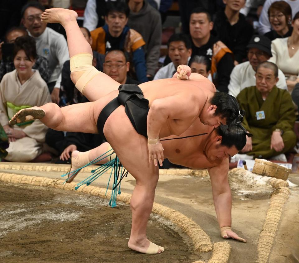 　若元春（左）が上手投げで琴桜を破る