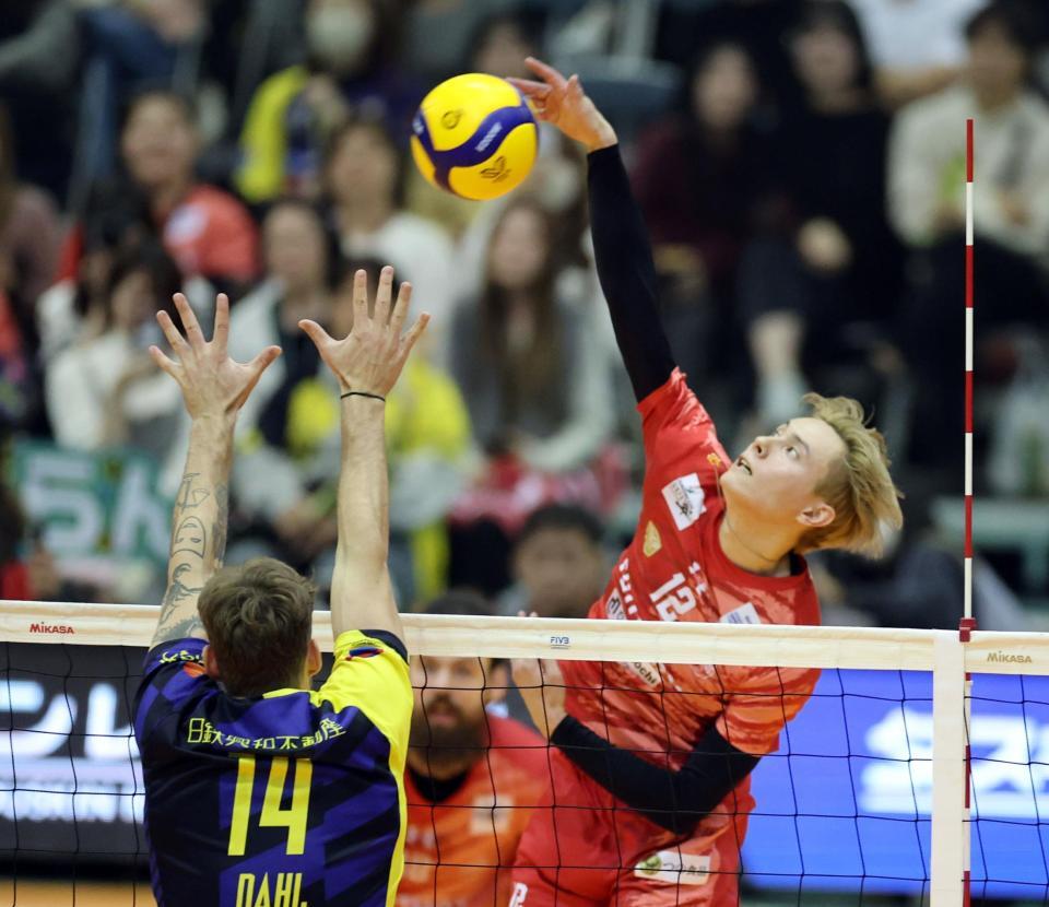 　第２セット、スパイクを決めるサントリー・高橋藍（撮影・山口登）