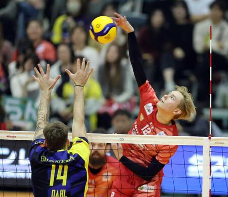 　第２セット、スパイクを決めるサントリー・高橋藍（撮影・山口登）