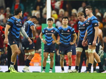 　ウェールズに敗れ、肩を落とす斎藤（右から３人目）ら日本の選手＝カーディフ（ロイター＝共同）