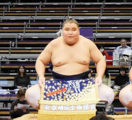 　新序出世披露に臨んだ（左から）旭富士