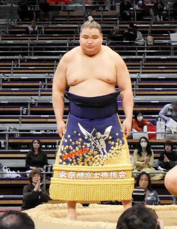 　新序出世披露に臨んだ（左から）旭富士