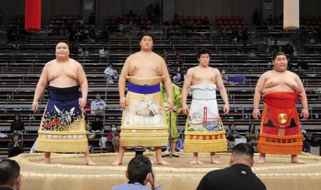 　新序出世披露に臨んだ（左から）旭富士、天昇山、関、武田