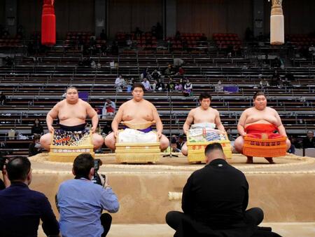 　新序出世披露に臨んだ（左から）旭富士、天昇山、関、武田