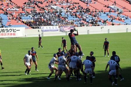 　後半、ラインアウトをキャッチする常翔学園