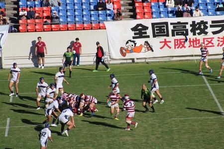 　前半、中央付近から攻撃を仕掛ける白とエンジのジャージーの大阪朝鮮