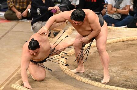 　義ノ富士（左）は押し倒しで若元春に敗れる