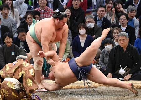 　琴桜（左）はすくい投げで平戸海を破る