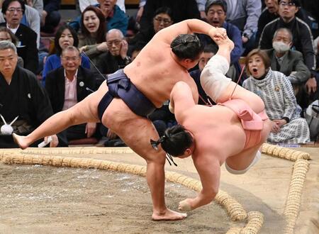 　豊昇龍（左）は足取りで宇良を破る