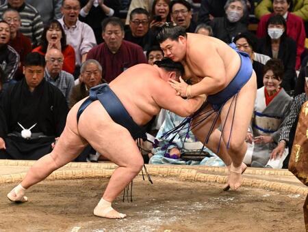 　玉鷲（左）の攻めを受ける大の里