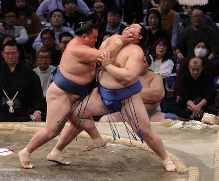 　土俵際で玉鷲（左）の攻めに耐える大の里