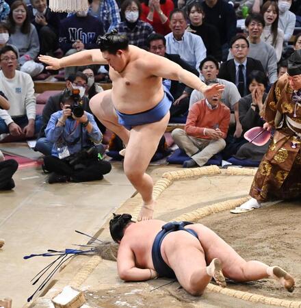 　大の里（上）ははたき込みで玉鷲を破る
