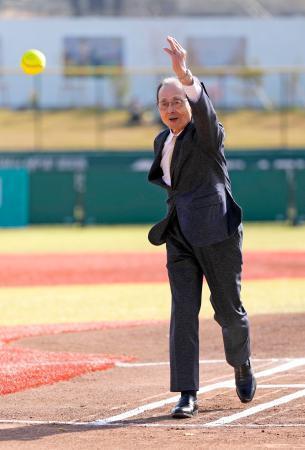 　ファーストピッチセレモニーに登場した王貞治さん＝ジャイアンツタウンスタジアム