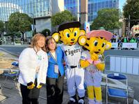 　スタートセレモニーに参加した（左から）坂本花織、丸谷聡子明石市長、トラッキー、ラッキー