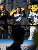 　ランナーに声援を送るフィギュアスケート女子の坂本花織