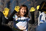 　ランナーに声援を送るフィギュアスケート女子の坂本花織