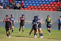 　前半、先制トライを決めて喜ぶ東海大大阪仰星のメンバー