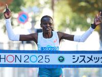 　女子１位でフィニッシュするジャクリン・チェラル